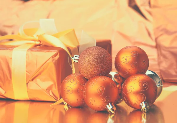 Scatole regalo con palline su sfondo natalizio — Foto Stock