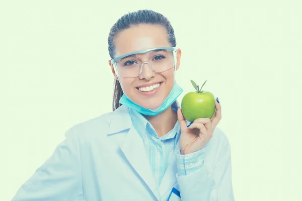 Mulher sorridente médico com uma maçã verde — Fotografia de Stock