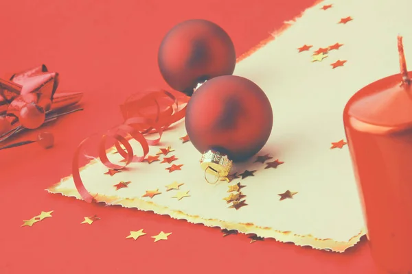 Cartão de Natal com bolas vermelhas e estrelas douradas — Fotografia de Stock
