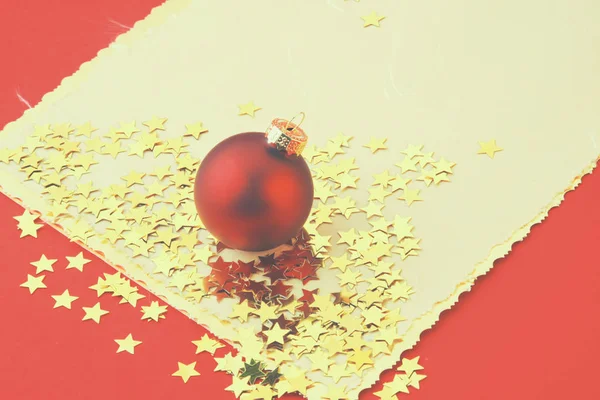 Tarjeta de Navidad con bolas rojas y estrellas doradas —  Fotos de Stock