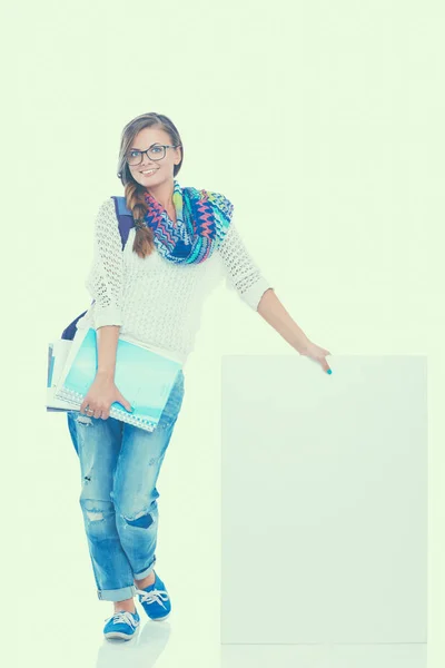 Hermosa estudiante apuntando en el tablero en blanco —  Fotos de Stock