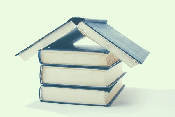 Domeček s knihami na bílém pozadí — Stock fotografie