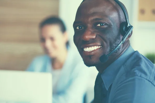 Les gens d'affaires avec des écouteurs utilisant des ordinateurs dans le bureau — Photo