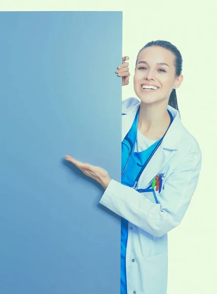 Femme médecin avec un panneau d'affichage vierge . — Photo