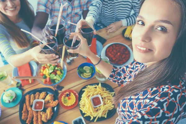 Grupo de pessoas fazendo selfie durante o almoço — Fotografia de Stock