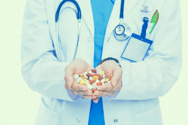 Доктор держит кучу лекарств в руке — стоковое фото