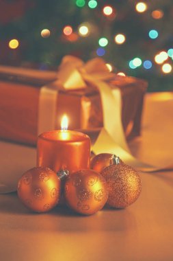 Bir Noel arka planda topları ile hediye kutuları