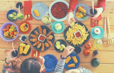 Üstten Görünüm grup yemek yiyorsunuz tahta masada otururken insan