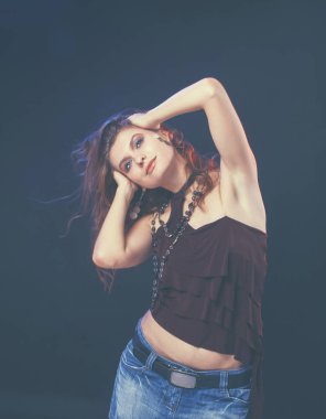 genç kadın dans akan saç siyah arka plan üzerine