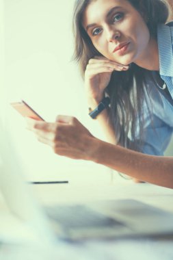 Genç kadın işkadını yakınındaki Danışma ofisi