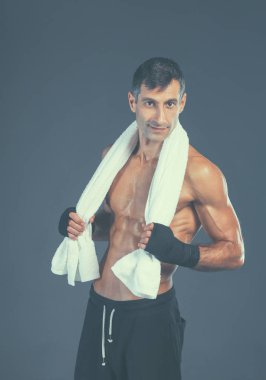 Siyah arka plan üzerine ayakta güçlü atletik adam