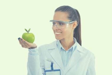 Yeşil elmalı gülümseyen kadın doktor.