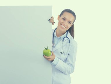 Elmalı ve boş afişlerle gülümseyen doktor