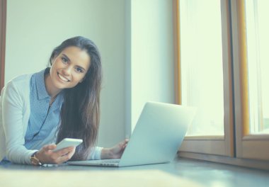 Genç kadın ayakta Danışma dizüstü bilgisayar ile yakın