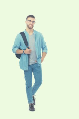 Genç adam ayakta beyaz arka plan üzerinde izole çanta ile
