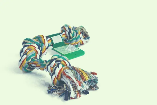Brinquedo de cachorro de algodão colorido em um fundo branco — Fotografia de Stock