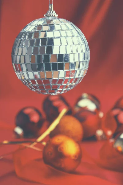 Bolas vermelhas de Natal em uma tigela, no fundo vermelho — Fotografia de Stock