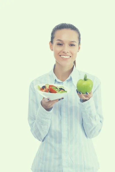 Retrato de una hermosa mujer médico sosteniendo plato con verduras frescas y manzana verde —  Fotos de Stock