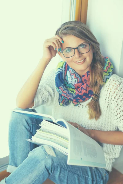 Gelukkig student meisje zit met stapel boeken — Stockfoto
