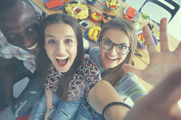 Gruppe macht Selfie während des Mittagessens — Stockfoto