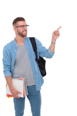 Beyaz arka plan üzerinde izole kitap tutan bir okul çantası ile erkek öğrenci