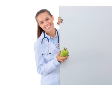 Elmalı ve boş afişlerle gülümseyen doktor