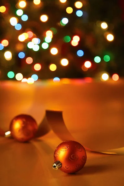 Χρυσό μπάλες με ταινία με φόντο χριστουγεννιάτικο — Φωτογραφία Αρχείου