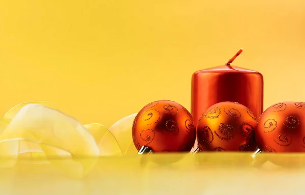 Gouden kerstballen en Rode kaars op lichte achtergrond — Stockfoto