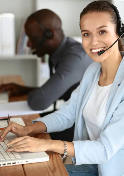 Les gens d'affaires avec des écouteurs utilisant des ordinateurs dans le bureau — Photo