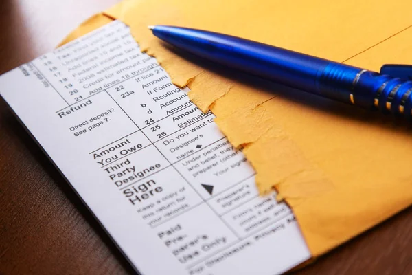 Documento comercial con bolígrafo en el escritorio — Foto de Stock