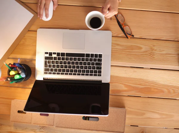 Jeune femme travaillant assise à un bureau — Photo