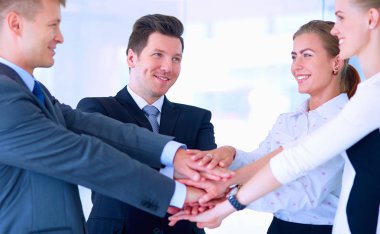 İş takım birlikte ofiste ayakta eller katılmadan