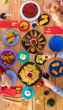 Üstten Görünüm grup yemek yiyorsunuz tahta masada otururken insan