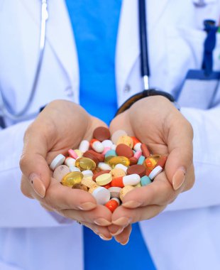 Doktor elinde bir yığın uyuşturucu tutuyor.