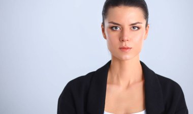 ayakta, gri arka plan üzerinde izole genç kadın