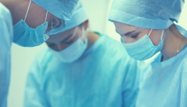 Ekip cerrahı ameliyathanede..