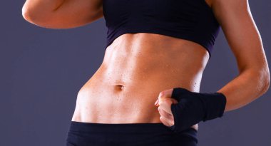 gri arka plan üzerinde duran kas genç kadın