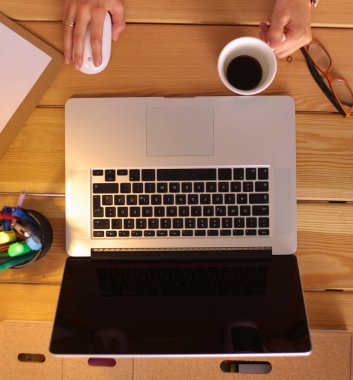 Masada oturan genç bir kadın.