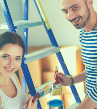 Portre mutlu gülümseyen genç çift resim iç duvar yeni ev