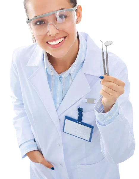 Hermosa doctora dentista femenina sosteniendo y mostrando cepillo de dientes aislado sobre un fondo blanco —  Fotos de Stock