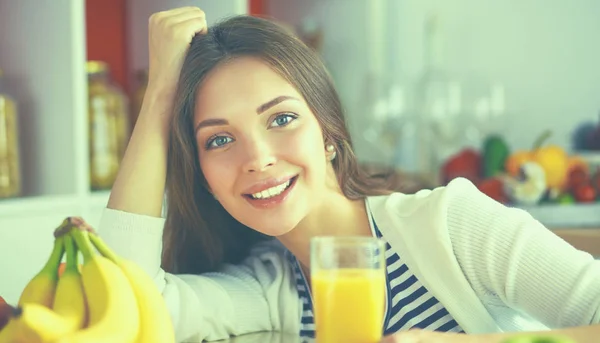 Lezzetli meyve suyuyla bardağı tutan güzel bir kadının portresi. — Stok fotoğraf