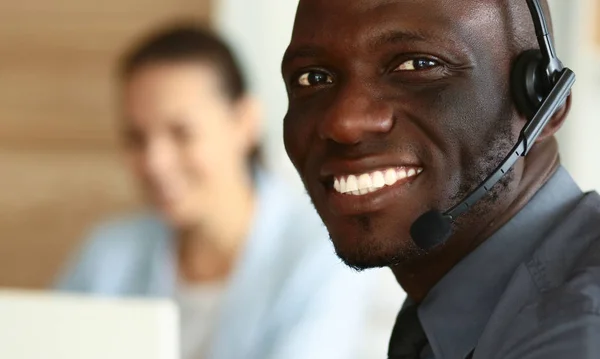 Gente de negocios con auriculares usando computadoras en la oficina —  Fotos de Stock