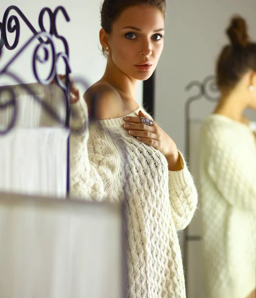 Retrato de una linda mujer en suéter en casa —  Fotos de Stock