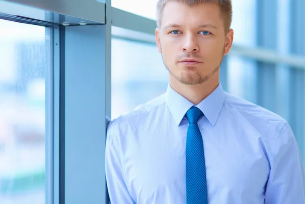Young businessman standing in business center — Stock Photo, Image