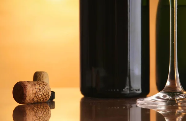 Lahví vína s barel a zátky na stole — Stock fotografie