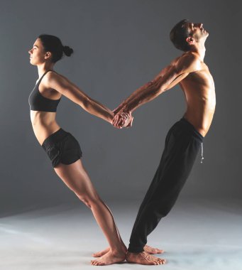 Genç çift Acro yoga mat Studio birlikte uygulamak
