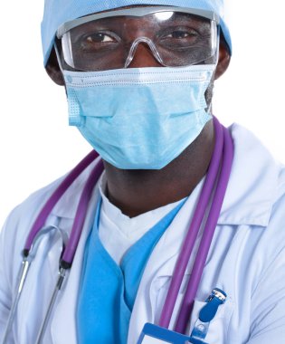 Beyaz arka planda tek başına duran bir doktorun portresi.