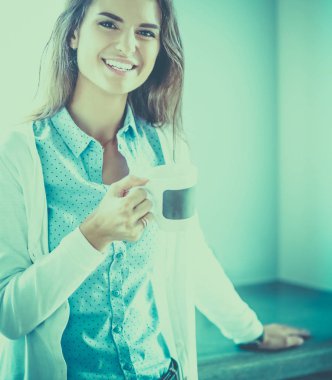 mutlu kadın evde Mutfakta çay içme