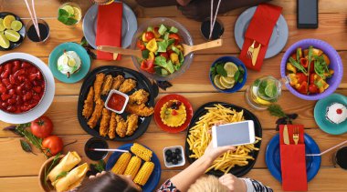 Üstten Görünüm grup yemek yiyorsunuz tahta masada otururken insan