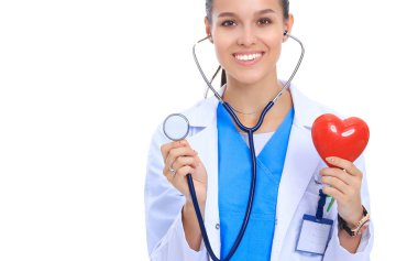 Doktor stetoskop beyaz arka plan üzerinde izole kırmızı kalp incelenmesi ile